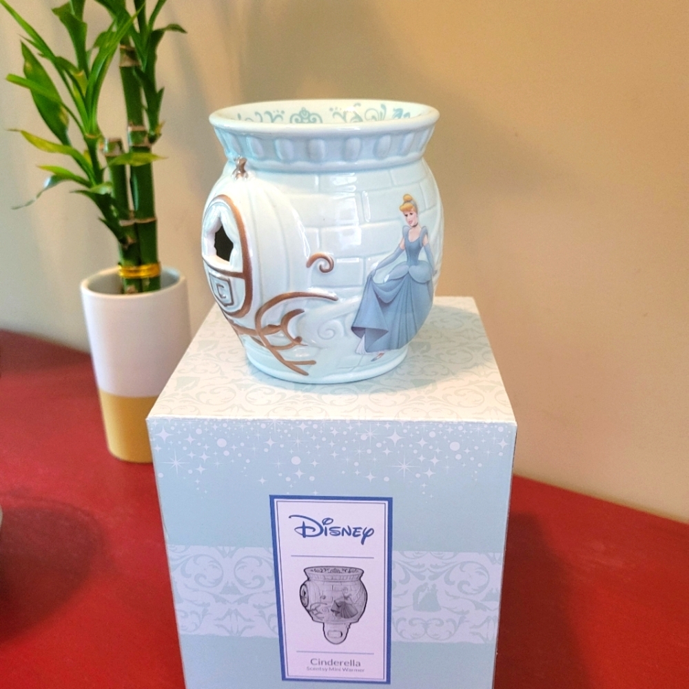 Scentsy Cinderella Plug-In Warmer
